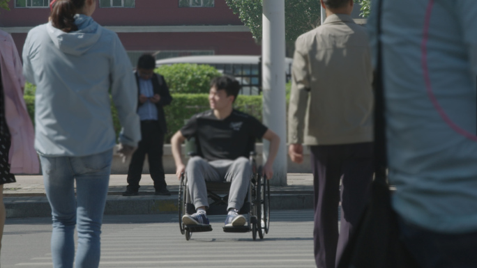 轮椅残疾人过马路视频素材