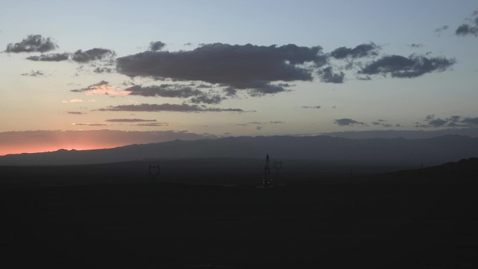 柴达木井架夕阳延时日转夜