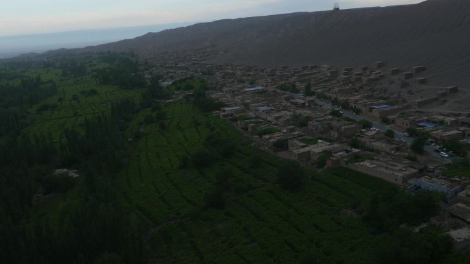 新疆吐鲁番葡萄沟维族村维族落墓地阴天航拍