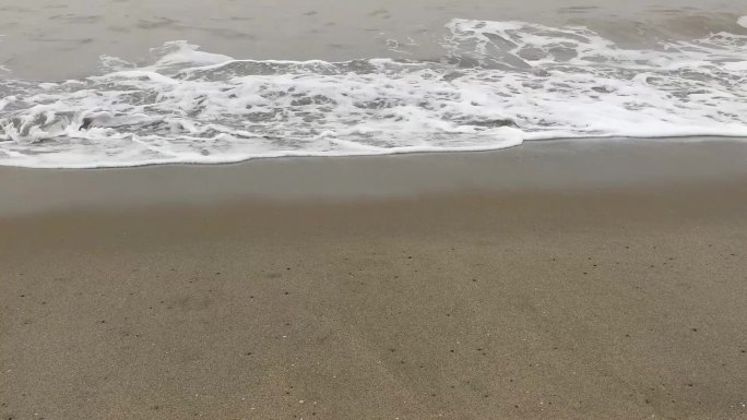 海浪打沙滩4K高清视频素材