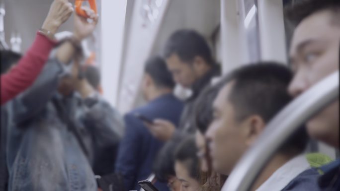 【原创】地铁上玩手机的人们4K
