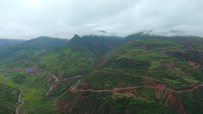 云南山区云雾遮挡山峰蜿蜒曲折道路