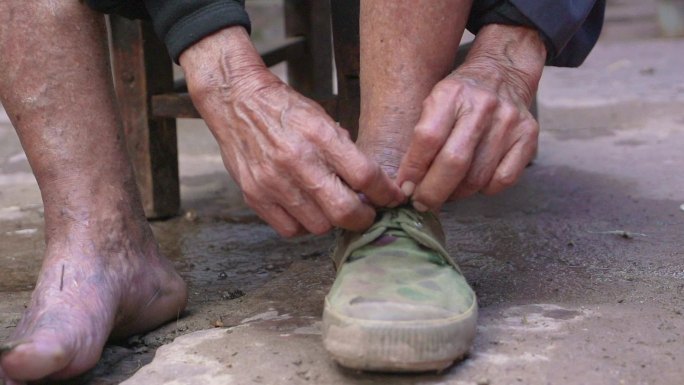 贫困农村视频一双系鞋带的苍老的手慢镜头