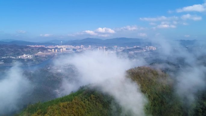 航拍县城云雾水库山水