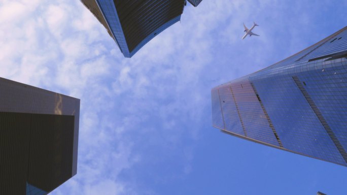 飞机飞过城市高楼大厦