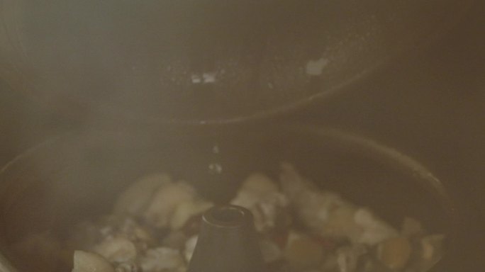 汽锅鸡打开盖子后的蒸汽和小孔里的水汽