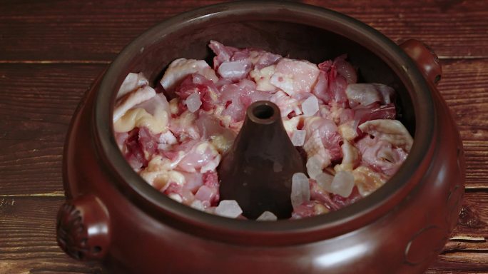 慢镜头视频，汽锅里切好的鸡肉和落入的冰糖