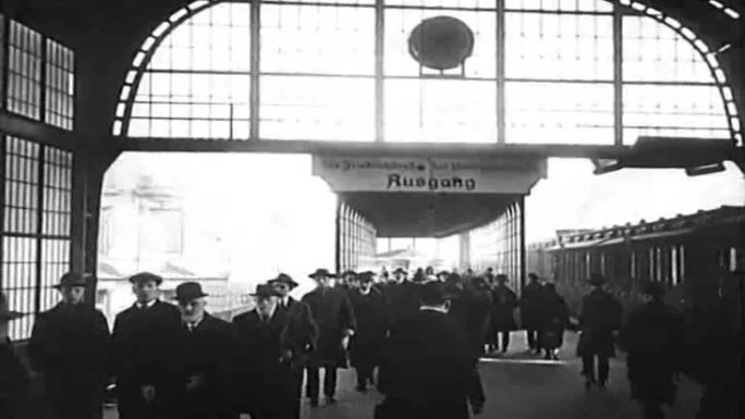 20年代西方欧洲柏林火车站站台人流橱窗