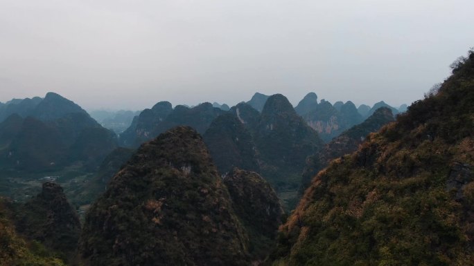 越过山谷，看到远处延绵的丘陵