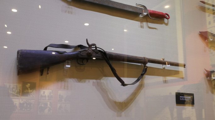 4K湖南人民抗日的大刀和猎枪展品