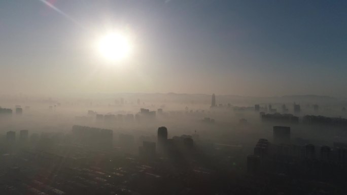 航拍4k雾霾大雾下的城市