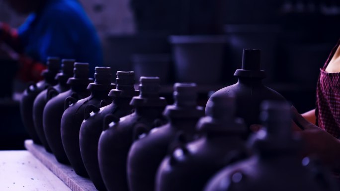 河西走廊凉州陶瓷厂制作西夏纹饰形状酒瓶