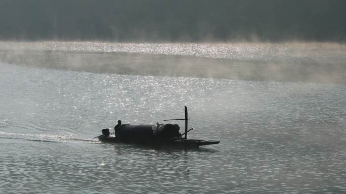 4K渔船开过雾气升腾的河面01