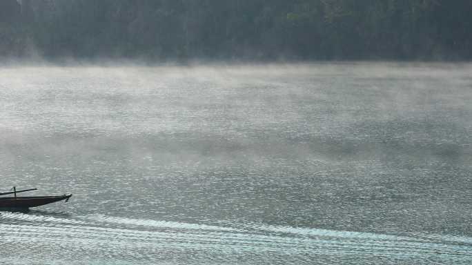 4K渔船开过雾气升腾的河面02