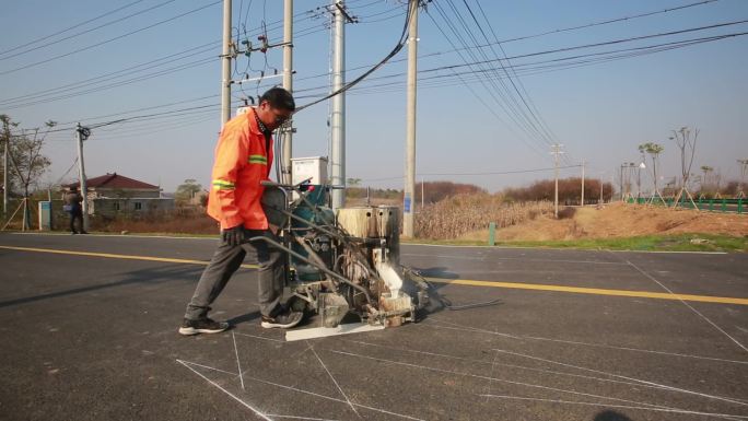 柏油路公路机器划白线划交通线路政道路