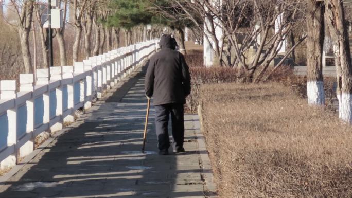 举步维艰的老人散步全高清