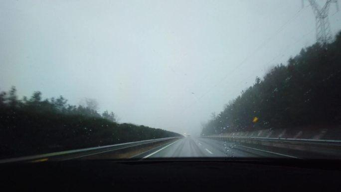 傍晚雨中高速和公路行车