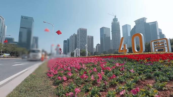 深圳市福田区市民中心广场捡垃圾和浇花的环
