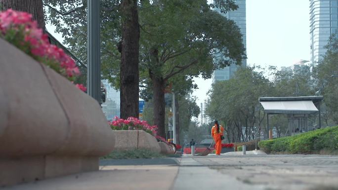 慢镜头视频，深圳市福田区女环卫工人在清扫