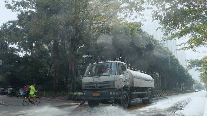 洒水车视频深圳市街头洒水车喷水清洗慢镜头