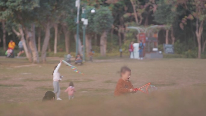 深圳市福田区莲花山公园里玩肥皂泡的小孩-