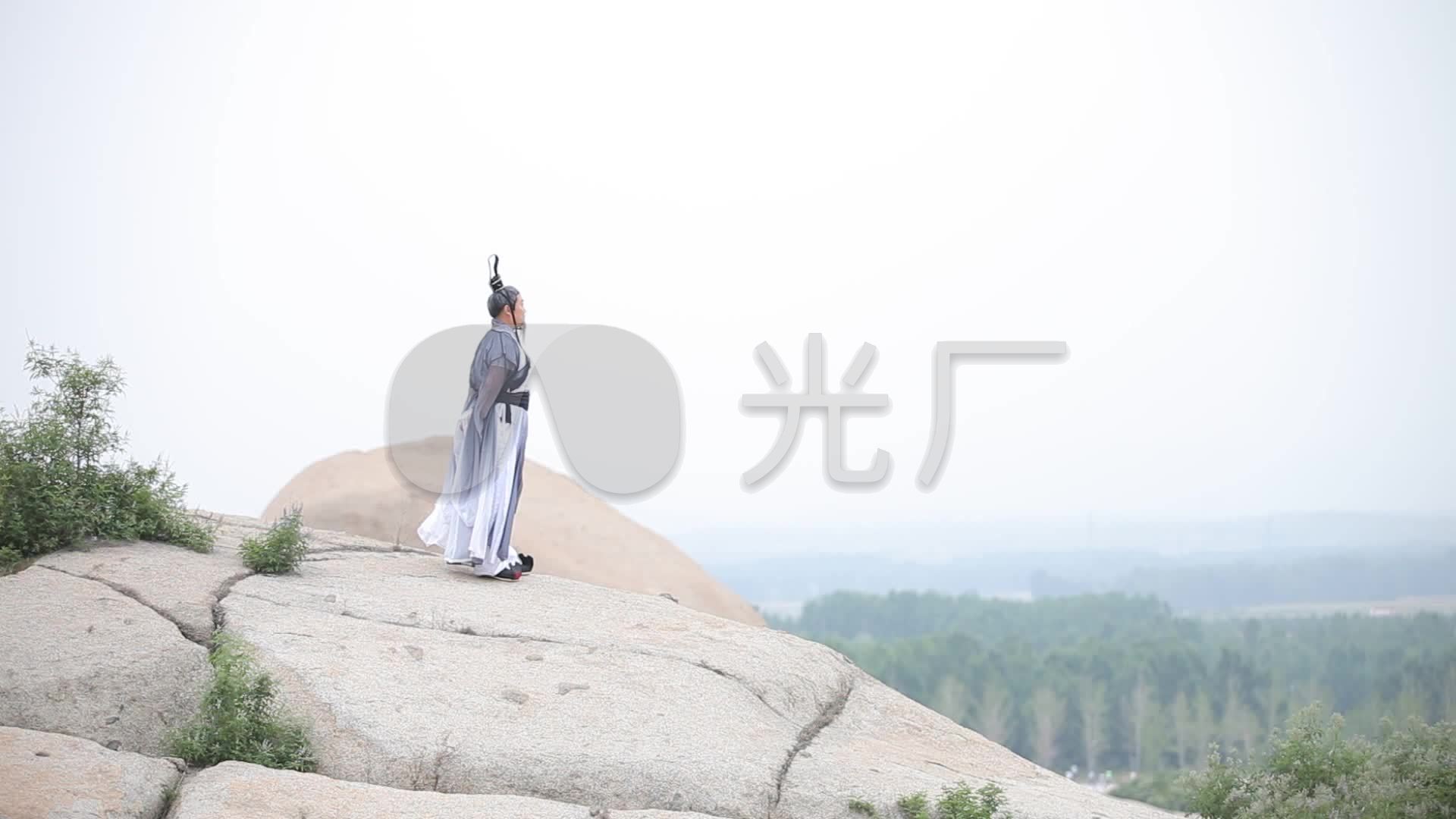 一个人站在山顶眺望地平线照片摄影图片_ID:352872473-Veer图库