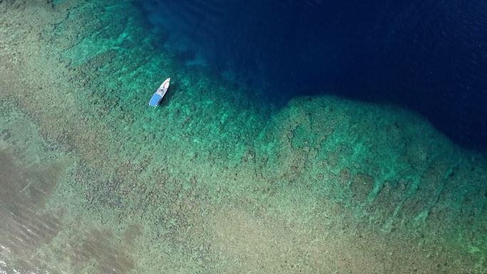 潜水胜地美娜多船在断崖