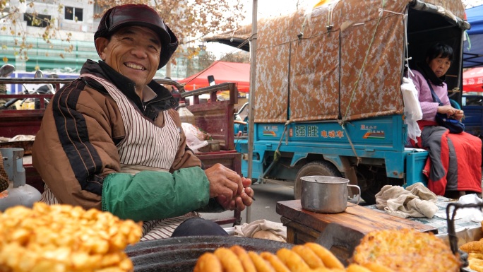 农民集市淳朴笑脸人流密集美食集市