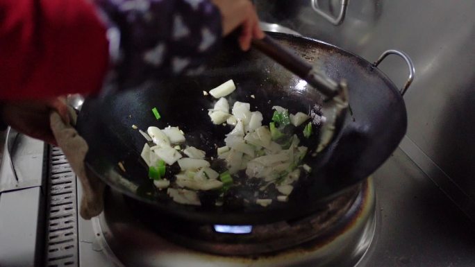 厨房铁锅炒菜年味年夜饭