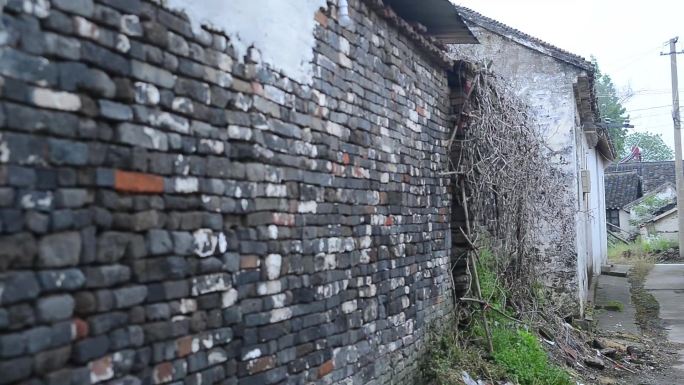 【原创】农村民房斑驳砖墙
