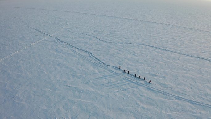 雪地前行开路