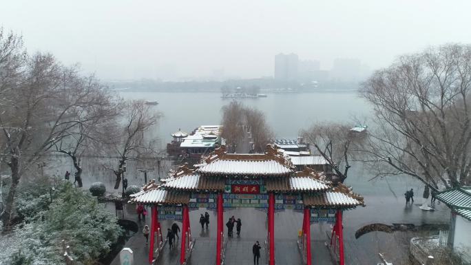 济南大明湖牌坊雪景航拍