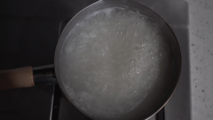 熬粥做饭做稀饭早餐美食