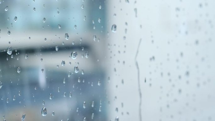 玻璃窗户雨滴