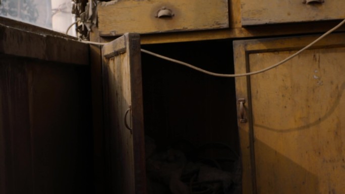废弃的旧木柜