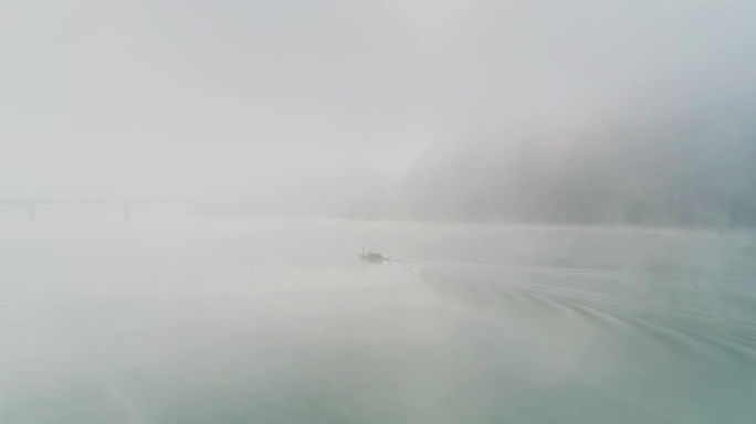 4K晨雾中的河面渔船驶过03