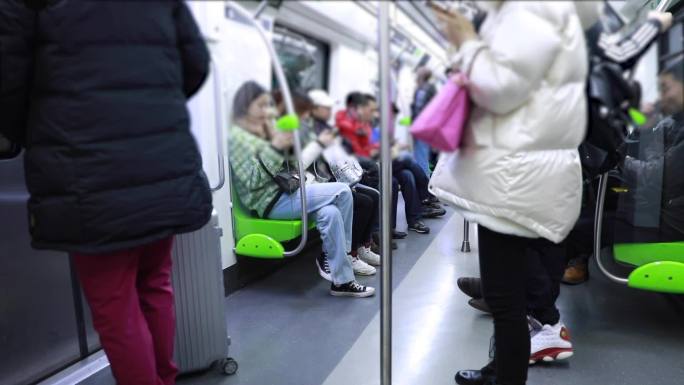 北京冬季地铁人流下班高峰期