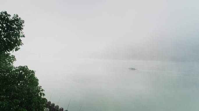 4K晨雾中的河面渔船驶过02