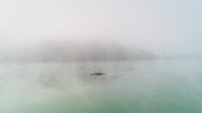 晨雾中的河面渔船驶过01