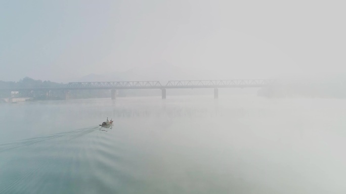 4K晨雾中的河面渔船驶过04