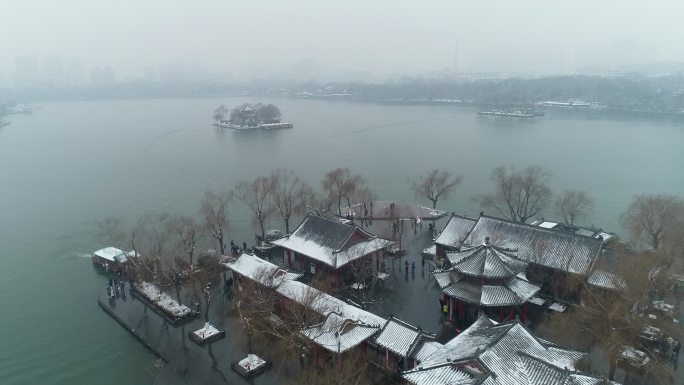 大明湖游船雪景