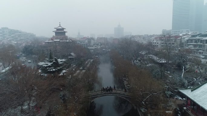 济南护城河黑虎泉解放阁雪景