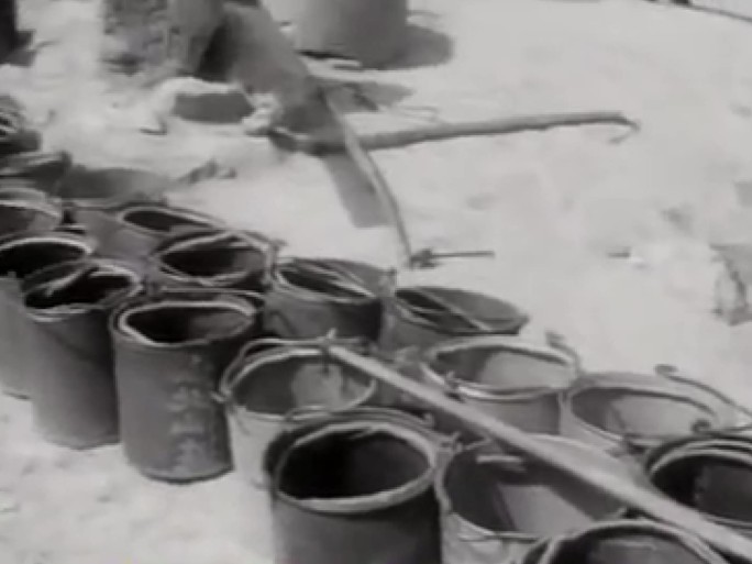 50年代小山村旱灾吃水打水