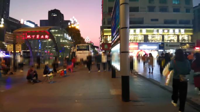 凯里夜景中博步行街商业人群