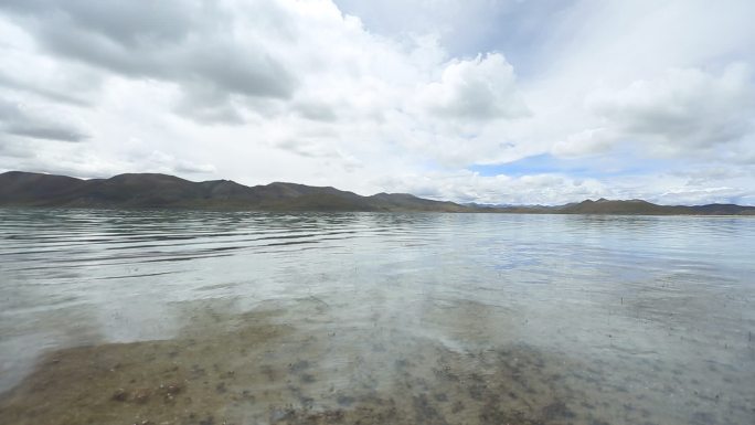 航拍西藏湖水