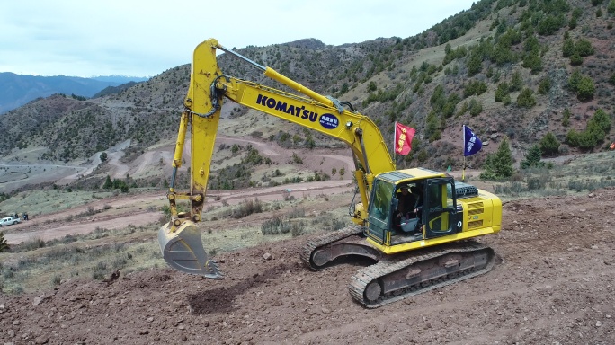 航拍西藏公路施工挖掘机