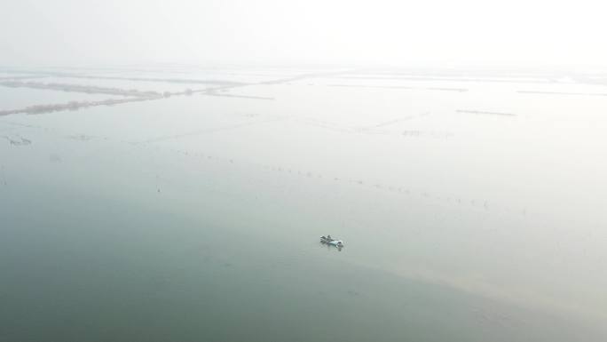 微山湖打渔4K航拍地面拍摄结合渔民撒网