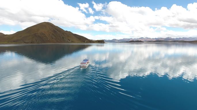 航拍西藏湖泊游船海天一色