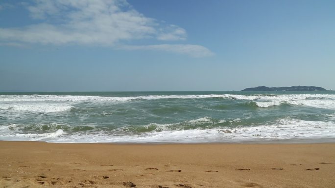 海边海浪击打沙滩