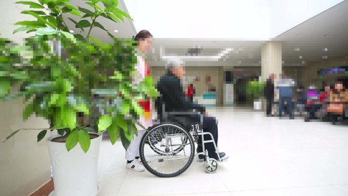 医院导诊台服务患者推轮椅